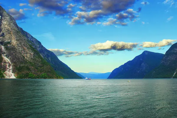 Hardanger Fjord, Norveç 'in en uzun ikinci fiyordudur ve dünyanın en uzun beşinci fiyortudur..