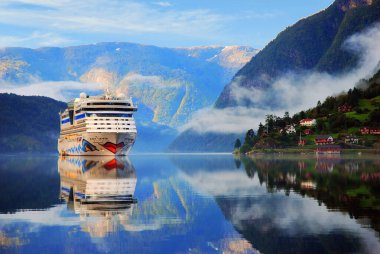 Norveç. Ulwik. 10 / 22 / 2024 10: 27 Norveç 'teki Ulwik fiyorduna demir atmış bir yolcu gemisi. Fiyort ve dağlarla inanılmaz doğa manzarası. Güzel yansıma.
