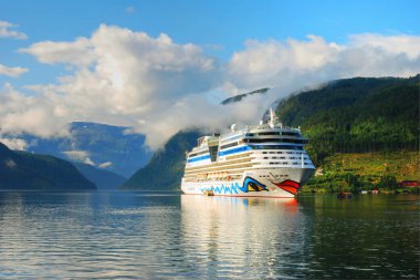 Fotoğraf Ulvik 'teki yolcu gemisinin gelişini gösteriyor..