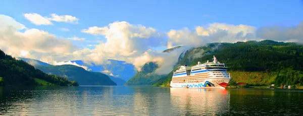 Fotoğraf Ulvik 'teki yolcu gemisinin gelişini gösteriyor..