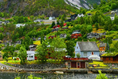 Eidfjord, Bergen şehrinin doğusunda bir etektir. Eidfjord Norveç 'in Fylke Vestland bölgesindeki Hardangerfjord' un en doğusundaki koldur..