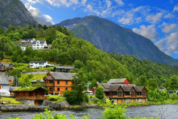 Eidfjord Norveç 'in Fylke Vestland bölgesindeki Hardangerfjord' un en doğusundaki koldur. Eidfjord, Bergen şehrinin doğusunda bir etektir..