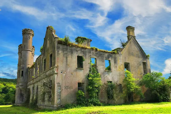 Ardtully Evi, zengin toprak sahibi Sör Richard John Theodore Orpen (1788-1876) tarafından kale şeklinde inşa edilmiştir.).