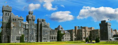 Ashford Şatosu yüzyıllar boyunca genişletilmiş ve beş yıldızlı lüks bir otele dönüşmüş bir ortaçağ ve Viktorya dönemi şatosudur.. 