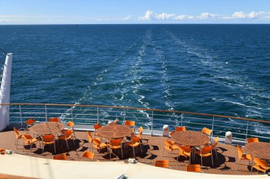 Cruise Ship açık güverte Restoran masaları.