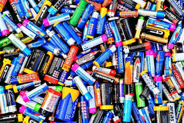 Rostock, Almanya - 17 Kasım 2024: Fotoğraf farklı üreticilerin kullanılmış pillerini gösteriyor. Batarya atığı üst görüntü. Doğanın kirliliği. Eski piller geri dönüşüm istasyonuna gidiyor..