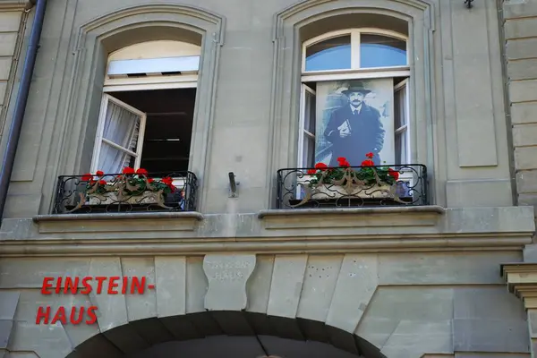  Bern, İsviçre - 25 Temmuz 2014: Fotoğraf Einstein Haus 'un 1903' ten 1905 'e kadar Bern' de yaşadığı daireyi gösteriyor.