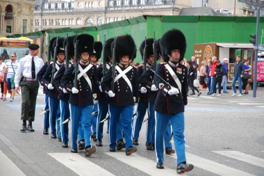Kopenhag, Danimarka - 8 Ağustos 2017: Fotoğrafta Kraliyet Muhafızları Amalienborg Kalesi önünde nöbet değiştiriyor.