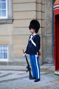 Kopenhag, Danimarka - 8 Ağustos 2017: Fotoğraf, Kraliyet Sarayı 'nı koruyan üniformalı muhafızı gösteriyor.