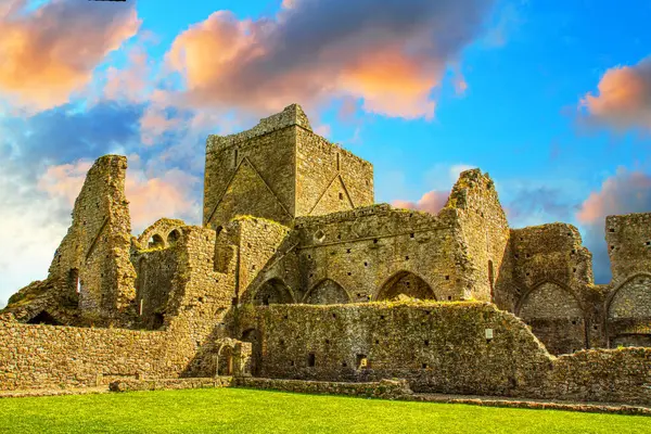 Hore Abbey, Cashel Kayası, County Tipperary yakınlarındaki harap olmuş bir manastır. İrlanda.