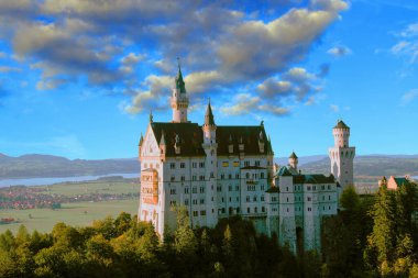 Neuschwanstein Kalesi Çılgın Kral tarafından inşa edildi. Disney tarafından kopyalandı ve bugün hala duruyor..