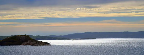 Akşamları Norveç kıyılarının resimli panoramik manzarası. 