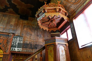 Norveç. Sognefjord. Gaupne eski kilisesinin renkli ve zengin iç mimarisi. Kilise 1647-1652 yılları arasında inşa edildi..