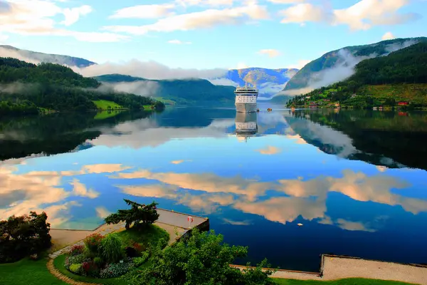  Norveç. Ulvik. Norveç 'teki Ulvik fiyorduna demir atmış bir yolcu gemisi. Fiyort ve dağlarla inanılmaz doğa manzarası. Güzel yansıma.
