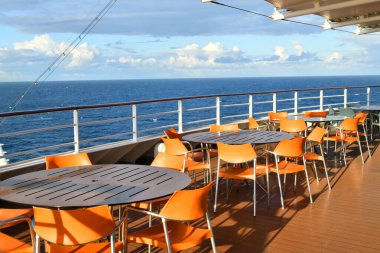 Bir yolcu gemisinin güvertesinde. Okyanus Görünümü.