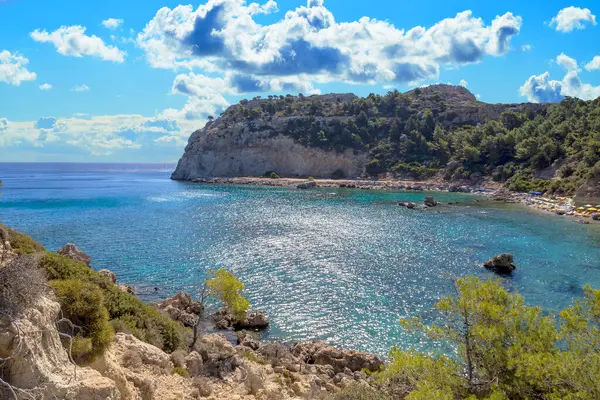Anthony Quinn Körfezi her yıl binlerce turistin ziyaret ettiği güzel bir plajdır..