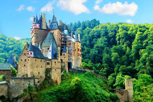 Eltz Şatosu, XII. Yüzyılın en yüksek binalarından biridir. 129 metre yükseklikte..