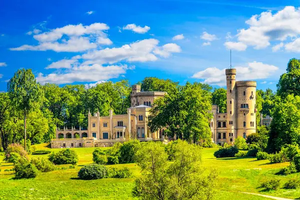 Schloss Babelsberg, Almanya 'da Havel Nehri kıyısında yer alan bir neo-gotik saray. 1833 ve 1835 yılları arasında Prens Wilhelm 'in yazlık evi olarak inşa edildi..