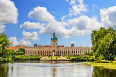 Charlottenburg Şatosu, Almanya 'nın Berlin şehrindeki en büyük saray ve Barok ve Rococo mimarisinin çarpıcı bir örneği..