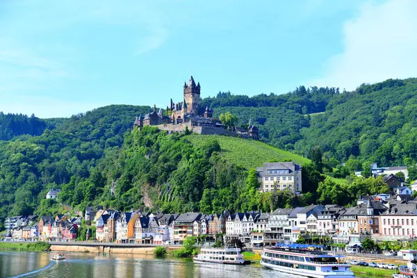: Moselle Vadisi 'ndeki Cochem Şatosu (Reichsburg Cochem). Ren Vadisi Almanya 'nın en güzel yerlerinden biridir..