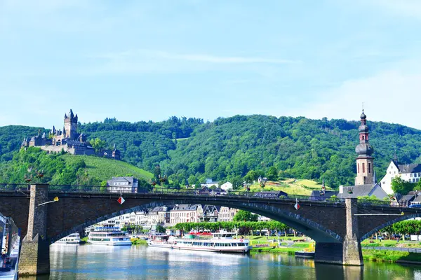 Cochem, Almanya 'nın batısındaki Moselle Vadisi' nde yer alan ve ortaçağ cazibesi ve manzaralı üzüm bağlarıyla ünlü bir şehirdir.. 
