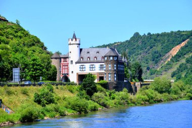 Castle von der Leyen, Almanya 'nın Rhineland-Palatinate eyaletinde yer alan Moselle Nehri' nde yer alan büyüleyici bir ortaçağ kalesidir..