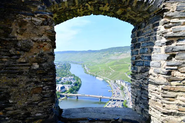 Bernkastel - Kues, Moselle Nehri kıyısında bulunan pitoresk bir şehirdir. Şehrin ve nehir vadisinin panoramik manzarasını sunan Landshut Kalesi 'nin kalıntıları popüler bir ilgi odağıdır..