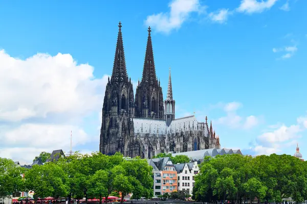 Köln Katedrali, Almanya 'nın Köln şehrinde bulunan muhteşem bir Gotik başyapıttır. Avrupa 'nın en büyük katedrallerinden ve UNESCO Dünya Mirasları Alanından biridir..