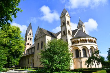 St. Castor Bazilikası, Almanya 'nın Koblenz şehrinde 9. yüzyılda kurulan en eski kilisedir. Kilise, Romanca mimarisi ve güzelce restore edilmiş iç mimarisi ile tanınır.. 
