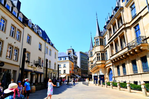 Lüksemburg, Lüksemburg 'daki Grandük Sarayı cephesi. İlk olarak 1554 'teki barut patlaması sonrasında eski belediye binasının yeniden inşasının ardından, 1570' lerin başında Flaman Rönesans tarzında inşa edildi.. 