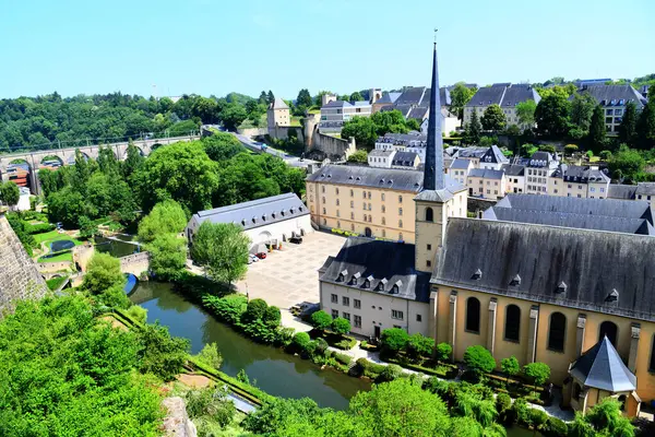 Neumnster Abbey, Lüksemburg 'un Grund bölgesinde bulunan tarihi bir Benedikt manastırıdır. Başlangıçta 17. yüzyılda kurulan kompleks, yüzyıllar boyunca askeri hastane ve hapishane gibi çeşitli amaçlara hizmet etmiştir..