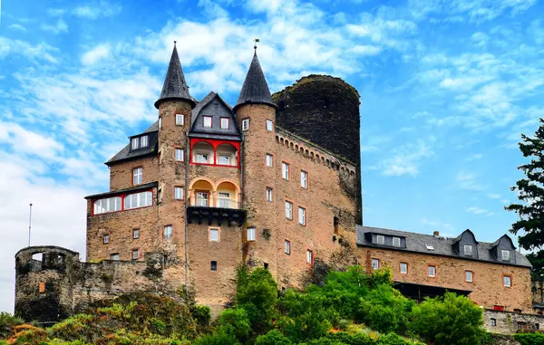 Katz Kalesi veya Burg Katz, Almanya 'nın Ren Nehri üzerinde yer alan St. Goarshausen kasabasının üzerinde bulunan bir ortaçağ kalesidir..