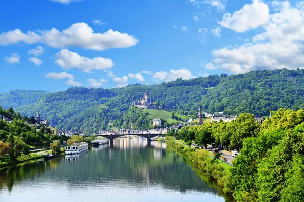 Moselle nehrinden Reichsburg Kalesi ve Cochem manzarası. Almanya.