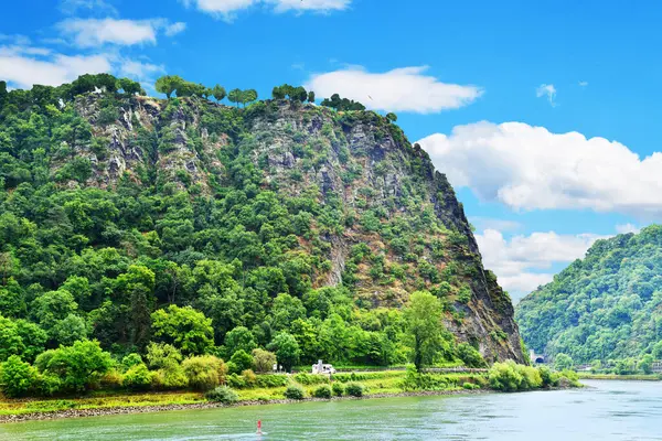 Ren nehrinin sağ kıyısındaki Lorelei kayası, St. Goarshausen, Unesco dünya mirası alanı, Yukarı Orta Ren Vadisi, Rhineland-Palatinate, Almanya. Bugün Lorelei Kayası, Ren Vadisi manzarası sunan popüler bir turistik merkezdir..