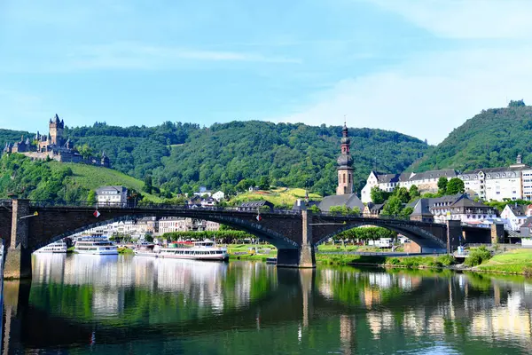  Cochem, Almanya 'nın batısında yer alan bir şehirdir. Kasabayı tepeden gören muhteşem Reichsburg Kalesi 'yle ünlüdür..