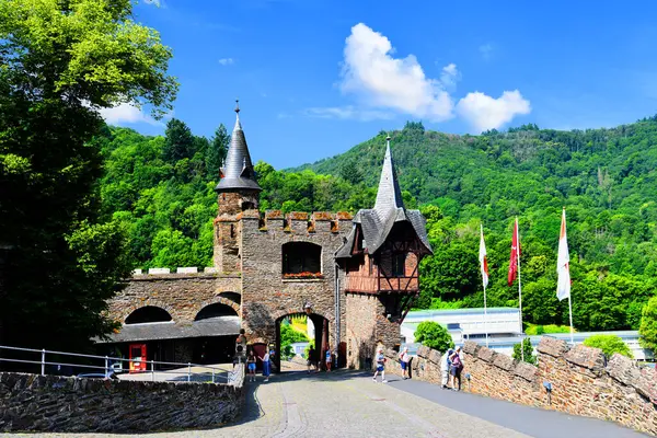 Fotoğraf, Koblenz 'den bir grup Alman turistin Reichsburg Cochem Kalesi' ni ziyaret ettiğini gösteriyor. Almanya 'nın Moselle Nehri üzerindeki Cochem kasabasına bakan görkemli bir ortaçağ şatosudur..