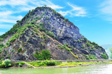 Ren nehrinin sağ kıyısındaki Lorelei kayası, St. Goarshausen, Unesco dünya mirası alanı, Yukarı Orta Ren Vadisi, Rhineland-Palatinate, Almanya.