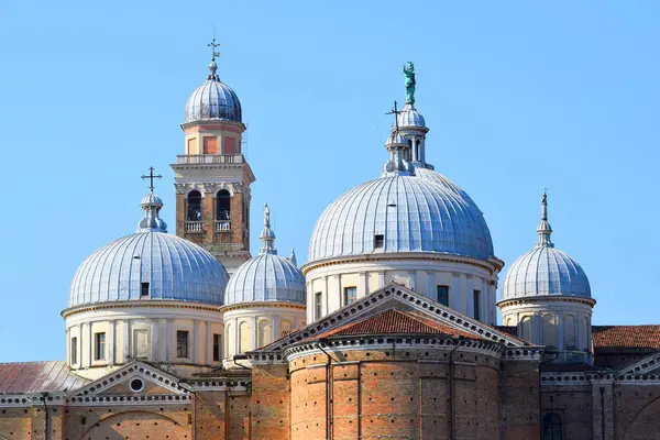 Santa Giustina Bazilikası Hristiyan dünyasının en büyük kiliselerinden ve Rönesans mimarisinin en büyük başyapıtlarından biridir..