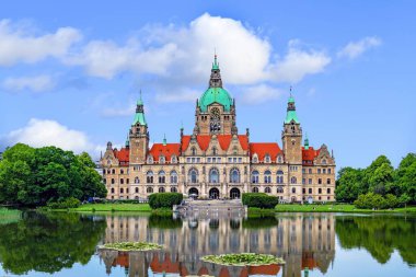 Almanya 'nın Hanover kentindeki Yeni Belediye Binası (Neues Rathaus) 1913 yılında tamamlandı. Bina Maschpark 'ta yer almaktadır ve popüler bir turizm merkezidir..