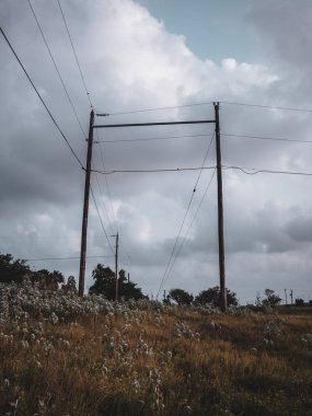 Şehirden geçen elektrik hatları elektrik sağlıyor.