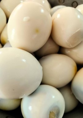 Soyulmuş haşlanmış yumurta..