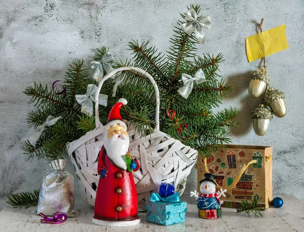 有圣诞装饰品和云杉枝条的静谧生活 假日明信片 — 图库照片