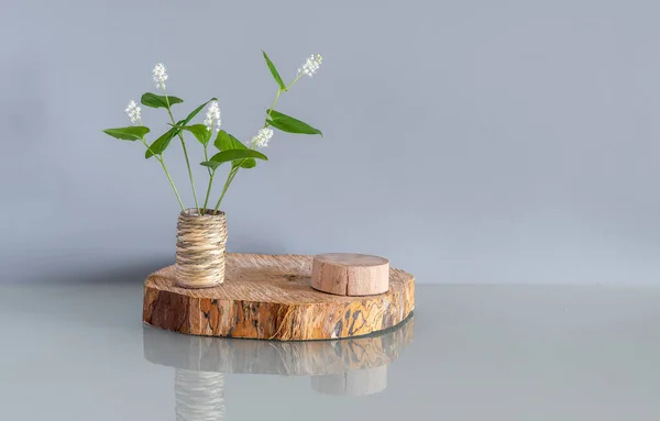 Baumscheiben Oder Podium Und Blumen Produktanzeige Auf Grauem Hintergrund Mockup — Stockfoto
