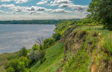 Dinyeper Nehri 'nin yüksek bir kıyısından görünüşü.