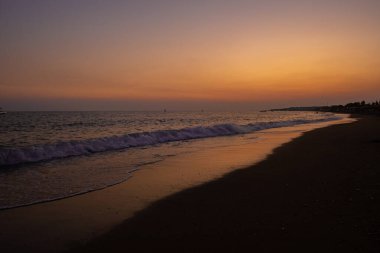 Türkiye sahilinde deniz üzerinde sakin bir gün batımı