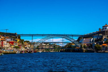 Porto 'daki renkli binalarla nehrin üzerindeki antik köprü..