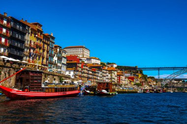 Porto 'da mavi gökyüzü altında tekneler ve mimari.