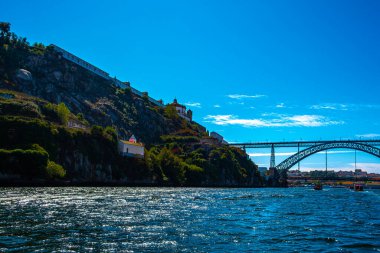 Porto 'daki kayalık uçurumla nehir üzerinde tarihi köprü.
