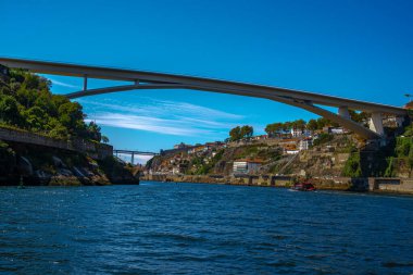 Porto 'daki yemyeşil tepelerle nehri aşan çarpıcı köprü..