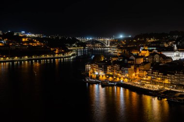 Muhteşem bir Avrupa gece şehrinin merkezindeki sahil şeridi.